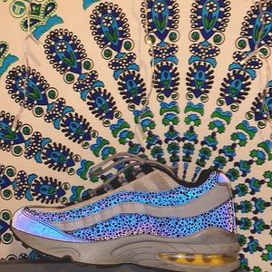 These shoes have been worn about 3 times. So,gently worn. In perfect condition.